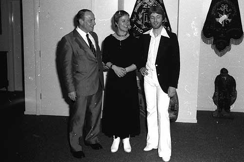 Emmy Vrijburg de Koning met Anton Bakels jr.  
